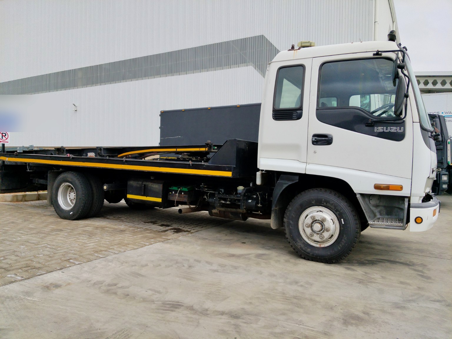 Commercial flatbed truck profile